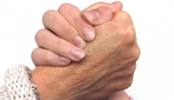 Jak správně podávat ruku Dámské ruce zachyceny při pevném sevření