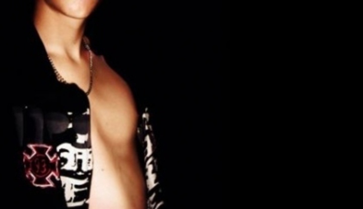 Kosmetika už pro muže není neznámou Snímek zachycující mužskou hruď v otevřené pánské košili