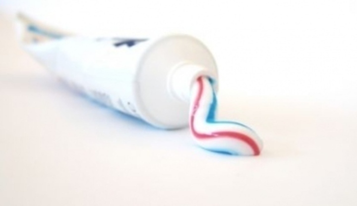 Zubní pasta - zdraví i krása Na snímku je zachycena vytékající zubní pasta