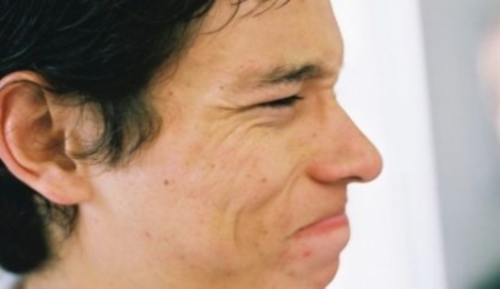 Pořádný chlap nesmrdí! Boční profil muže, který prožívá emoce