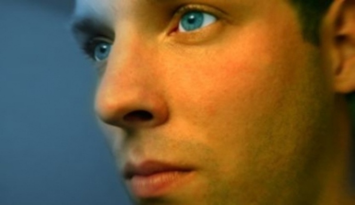 Zlepšete svou image! Boční profil mužského obličeje