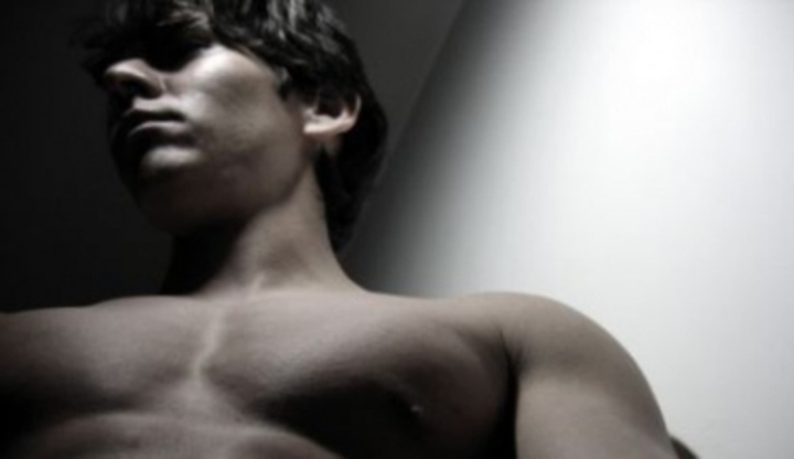 Co muže nejčastěji trápí? Černobílý snímek zachycující mužskou hruď