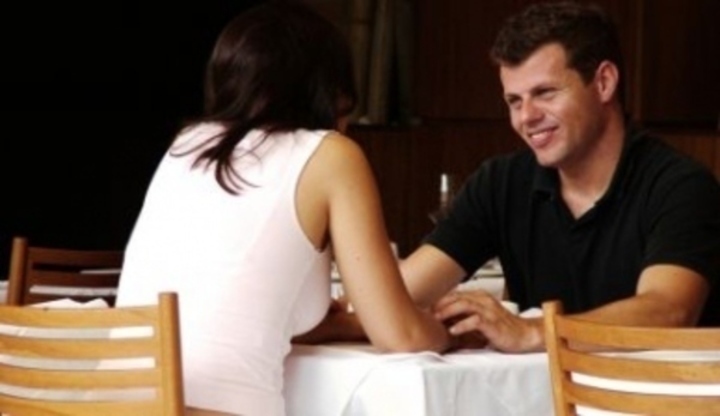 Milenka vyjde pěkně draho! Snímek zachycující zamilovanou dvojici držící se za ruku v restauraci