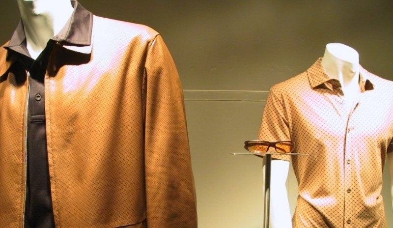 Fotografie pánských figurín s košilemi