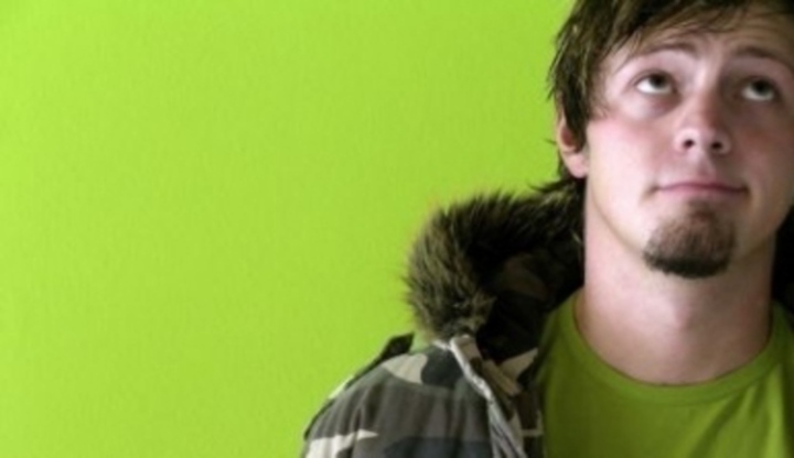 Originální výmluvy – jak na to? Snímek zachycující muže opřeného o zeď, který přemýšlí