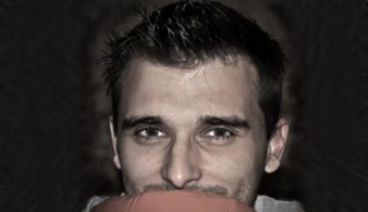 Fotografie muže smějící se potutelným úsměvem