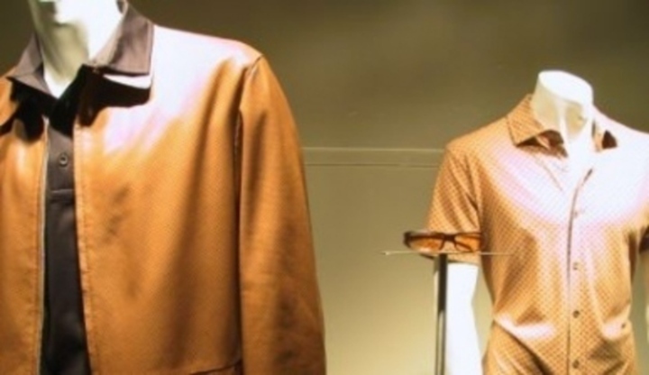 Fotografie pánských figurín s košilemi