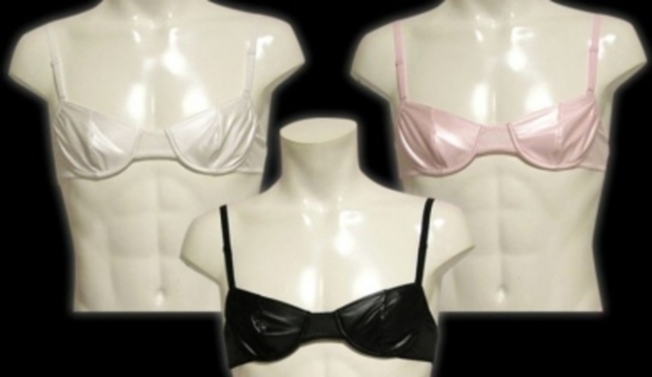 Fotografie tří pánských figurín s dámskými podprsenkami