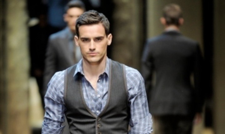 Fotografie zachycující pánskou módní přehlídku