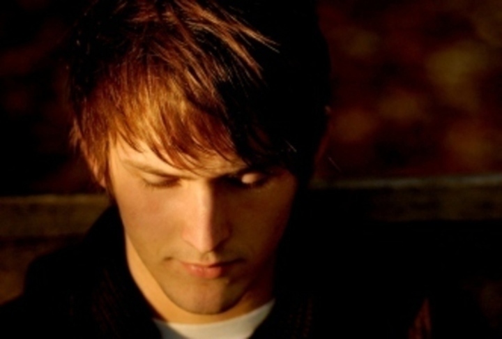 Fotografie zachycující pánskou skloněnou hlavu