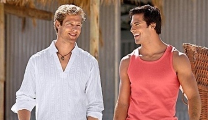 Fotografie zachycující dva muže v bílé košili a růžovém tílku