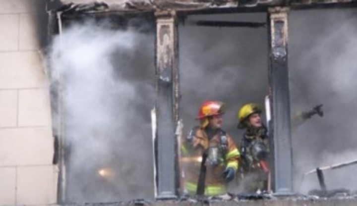 Hasiči v doutnajícím okně