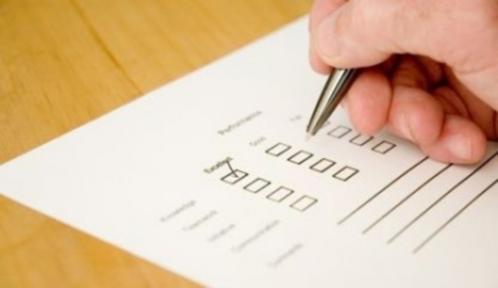 Pracovní agentury - když nechcete na úřad práce Fotografie zobrazující vypisování dotazníku