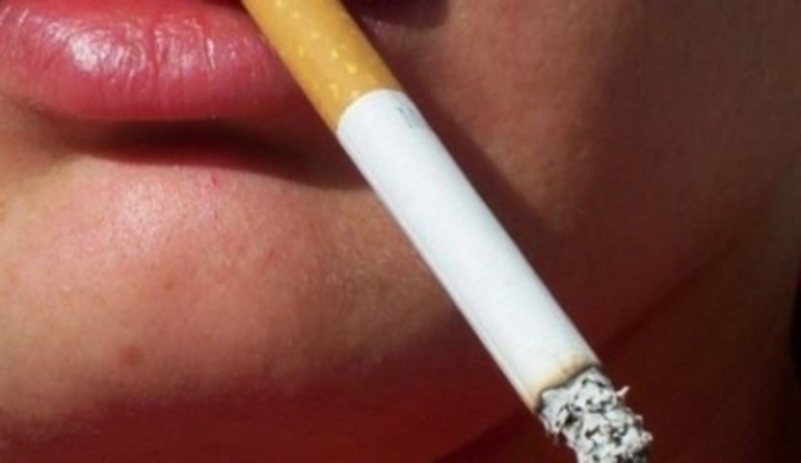 Jak utnout kouření - život bez cigarety Fotografie zobrazující hořící cigaretu v ústech
