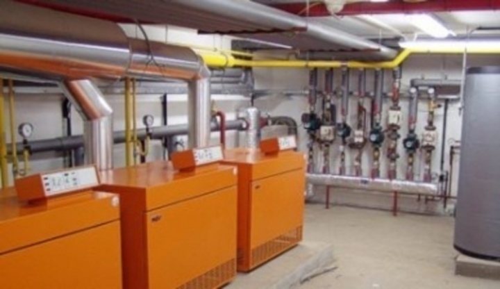 Servis plynových spotřebičů Ostrava Fotografie zobrazující plynové kotle v kotelně