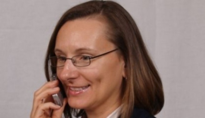 Usmívejte se při telefonování, je to slyšet Fotografie ženy v brýlích a telefonující