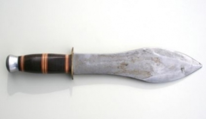 Vrhání nože - mýty, fakta a trénink Fotografie dýky ležící na bílém podkladu