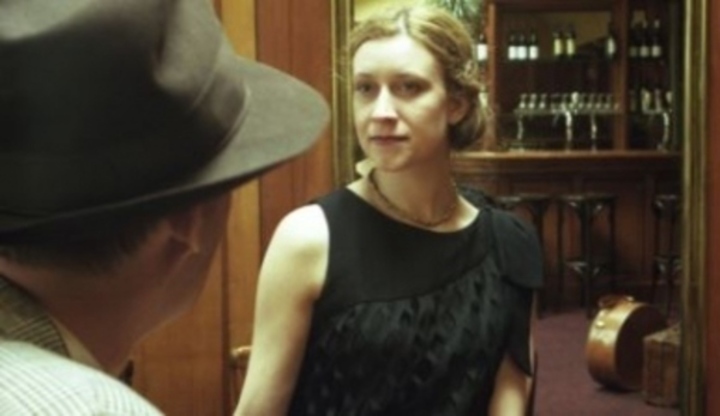 Jak oslovit ženu aneb umění konverzace Fotografie ženy v černých šatech a muže v klobouku