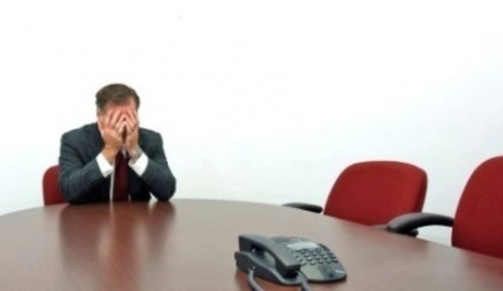 Hudbou a sportem proti depresi Fotografie muže sedícího u stolu s dvěmi červenými židlemi a telefonem na stole