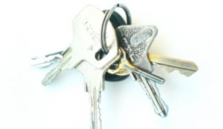 Hypotéka aneb jak získat nemovitost Fotografie klíčů ležících na bílé podložce