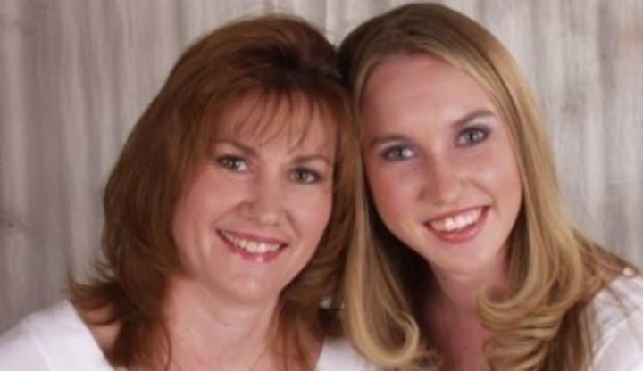 Odhalte ji podle jména!! Fotografie dvou žen, které se smíchem pózují na fotografii