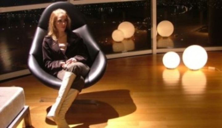 Ona ve vašem bytě byt, křeslo, žena