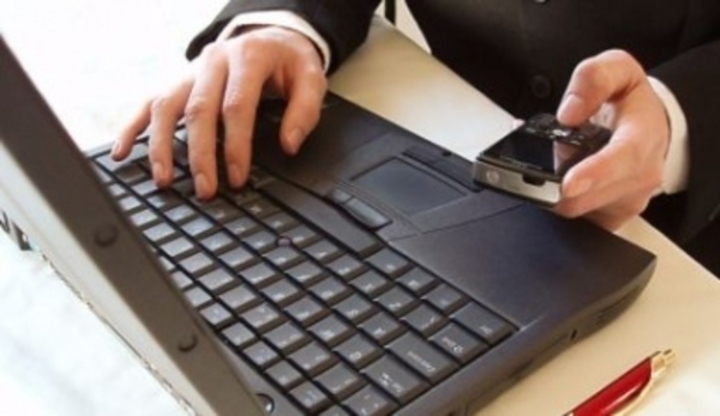 LinkedIn – dejte o sobě vědět mužské ruce pracující na notebooku