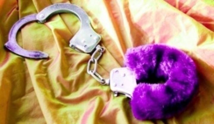 Už jste zkusili bondage? Fotografie fialových želízek na ruce