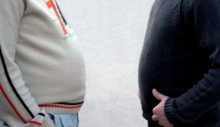 Jak se zbavit pivního „svalu“? Detailní záběr na mužské břicha