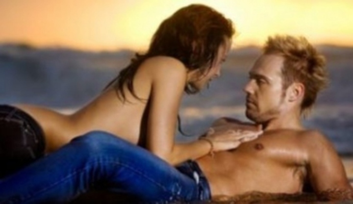 Jak se neztrapnit na první schůzce Polonahý milenecký pár ležící na pláži při západu slunce