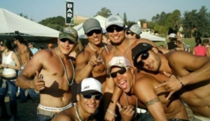 Pánská jízda – rozjeďte to! Fotografie zachycující muže při společném pózování