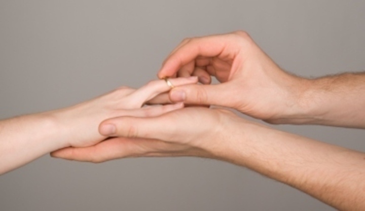 Žádost o ruku? Buďte originální! Fotografie znázorňující nasazování prstenu mužem na ženskou ruku