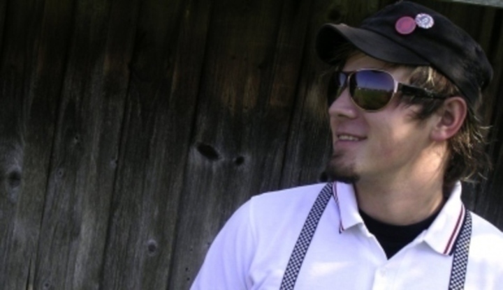 Jak být (šťastný) single Fotografie muže v bílé košili a slunečních brýlích a kšiltovce