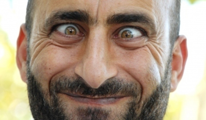 Jak se nechovat na veřejnosti Fotografie muže, který koulí očima