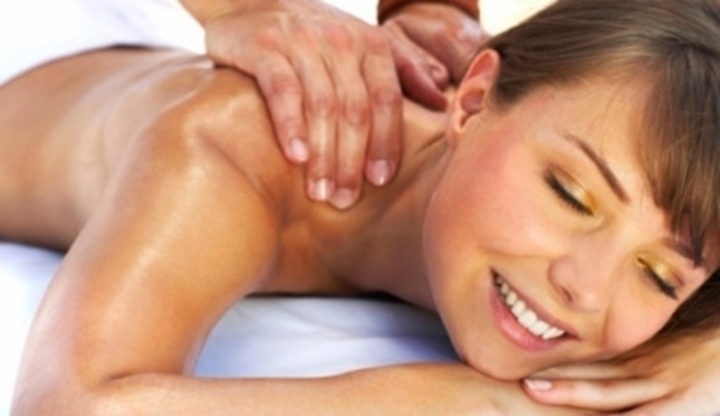 Masírujte jako profík Fotografie ženy, která si užívá masáž