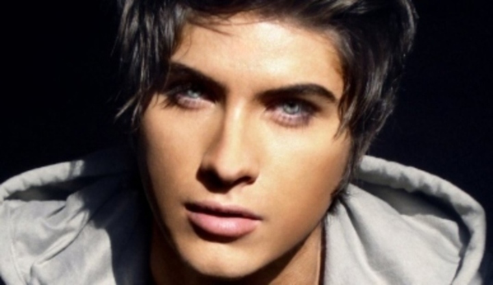 Jak být in v každém věku Fotografie mladého muže, který pózuje v šedé mikině