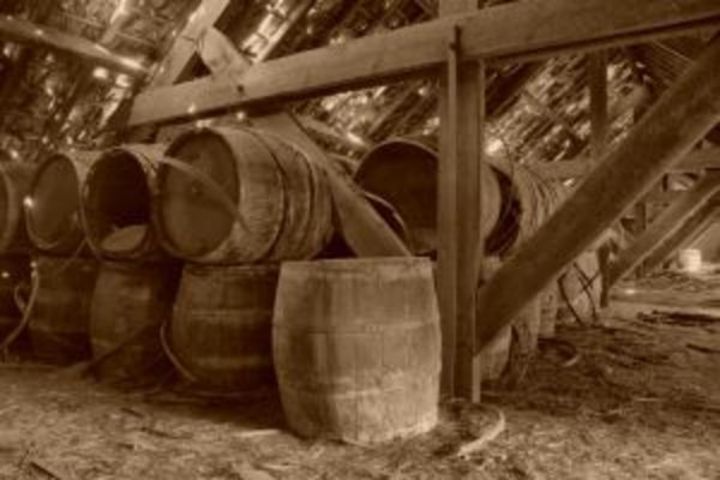 Čepování piva - hotová alchymie Černobílá fotografie se sudy