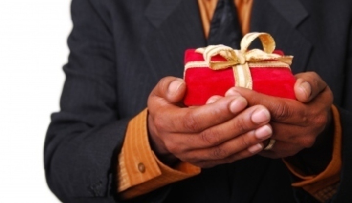 Dokažte jí lásku netradičně Fotografie mužských rukou držící dárek