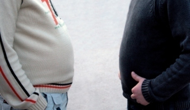 Fotografie dvou mužů ve svetrech, kteří