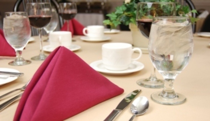 Fotografie prostřeného jídelního stolu