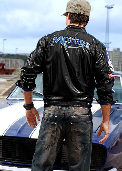 Motorkářské bundy jsou stále v kurzu.