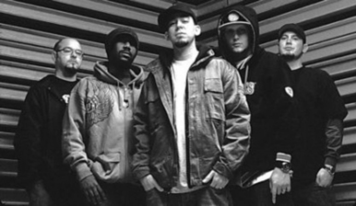 Fort Minor – Where did you go? Černobílá fotografie zachycující hudební kapelu Linkin Park