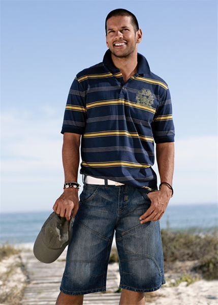 Fotografie muže v džínových bermudách a pruhovaném triku