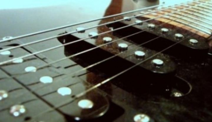 Hrdinové s kytarou Fotografie zobrazující struny kytary