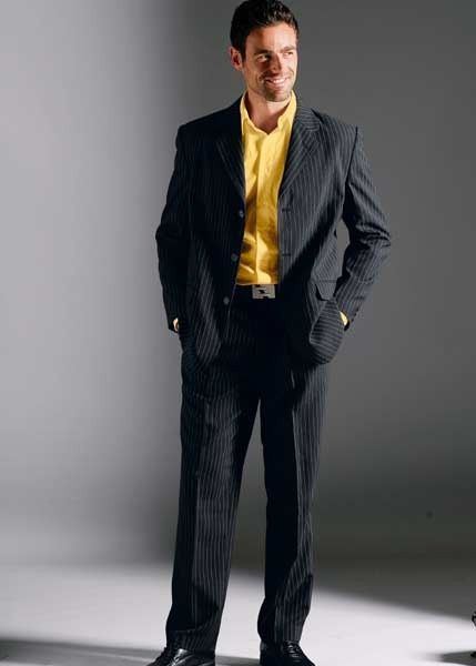 Muž v proužkovaném obleku se žlutou košilí