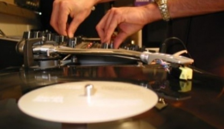 Apokalypsa - I Love Techno Fotografie zachycující hraní z desek