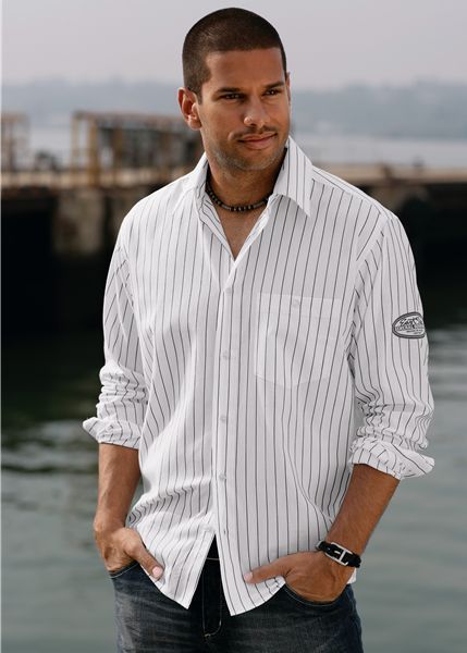 Muž v bílé sportovní košili