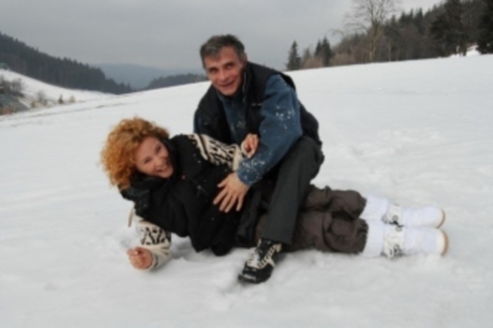 Fotografie hlavních protagonistů z filmu Líbáš jako bůh