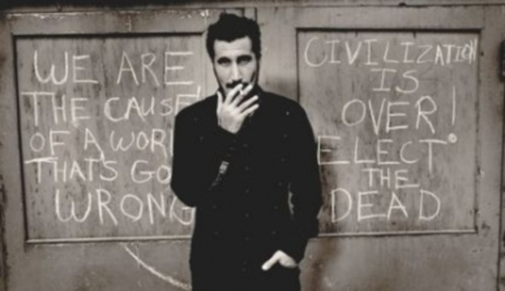Serj Tankian v Ostravě Zpěvák Serj Tankian na černobílé fotografii