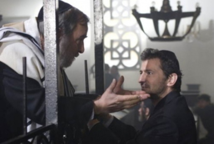 Snímek zachycující muže při zpovědi s duchovním